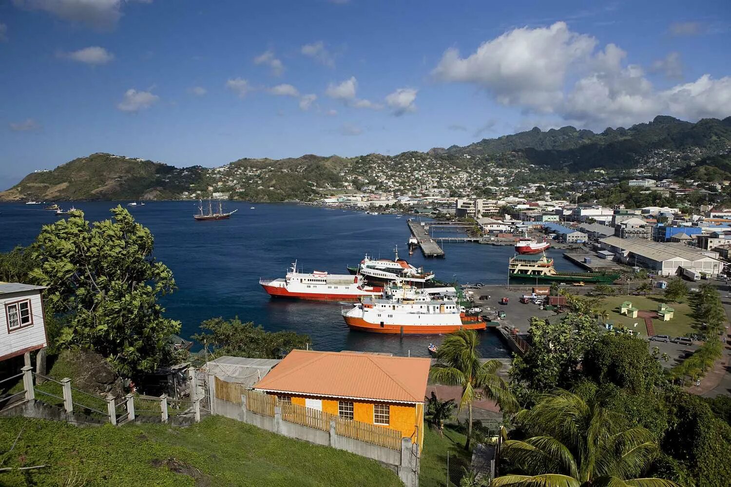 Экономика сент винсент. Сент винсент и гренадины. Сент-винсент и гренадины столица. Остров барбадос. Сент-винсент кингстаун.