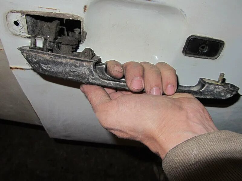 Replacing the outer handle and lock switch front door Chery Tiggo