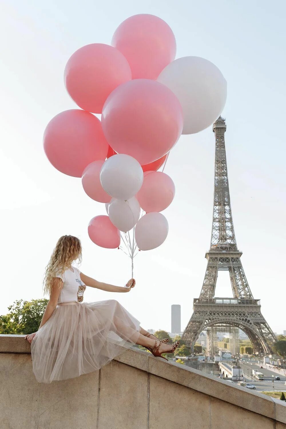 Шарами парижа. Шары Париж. Девушка с шариками в Париже. Свадебная фотосессия в Париже с шариками. Эйфелева башня и девушка с шарами.