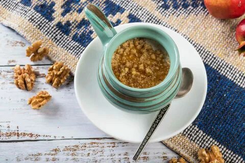 Мацони с медом и орехами