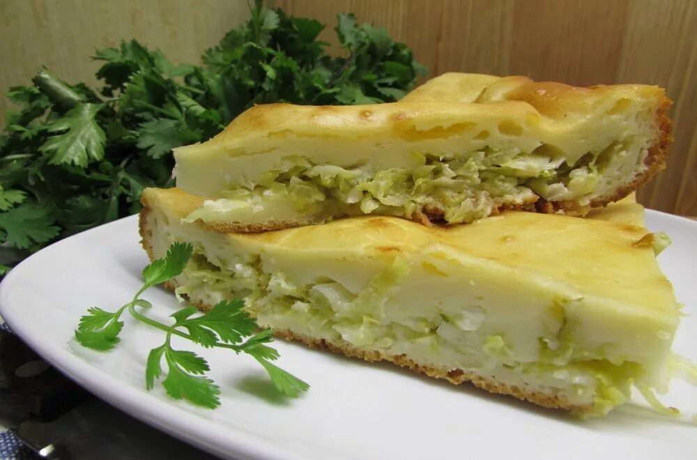 Заливной капустный пирог рецепт простой и быстрый. Наливной капустный пирог. заливной пирог с капустой. заливной пирог с картошкой и капустой. заливной пирог с капустой на кефире.