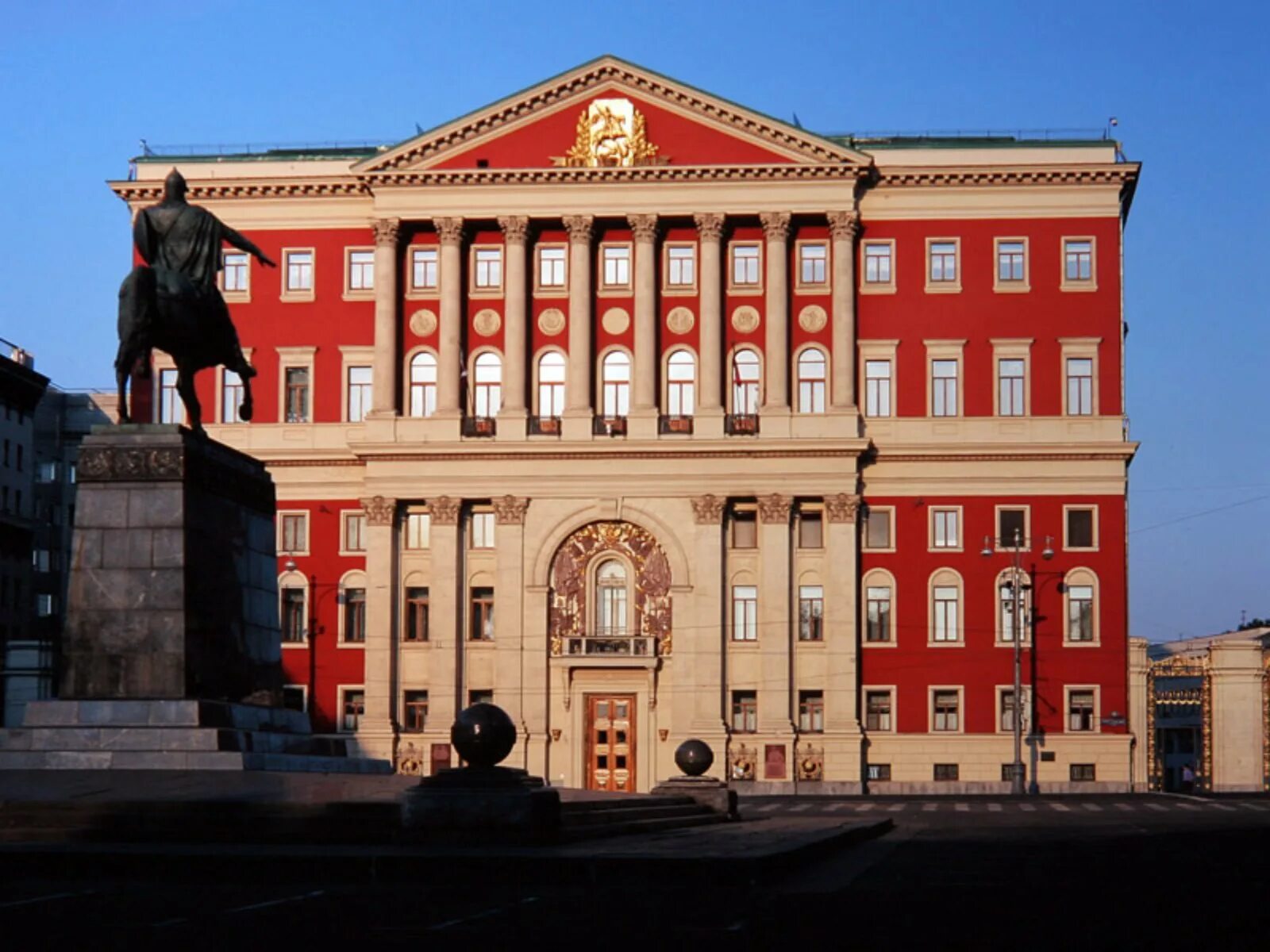 Городская администрация москва. Здание мэрии Москвы. Здание мэрии Тверская 13. Дом генерал губернатора мэр Москвы. Генерал-Губернаторский дом на Тверской улице.