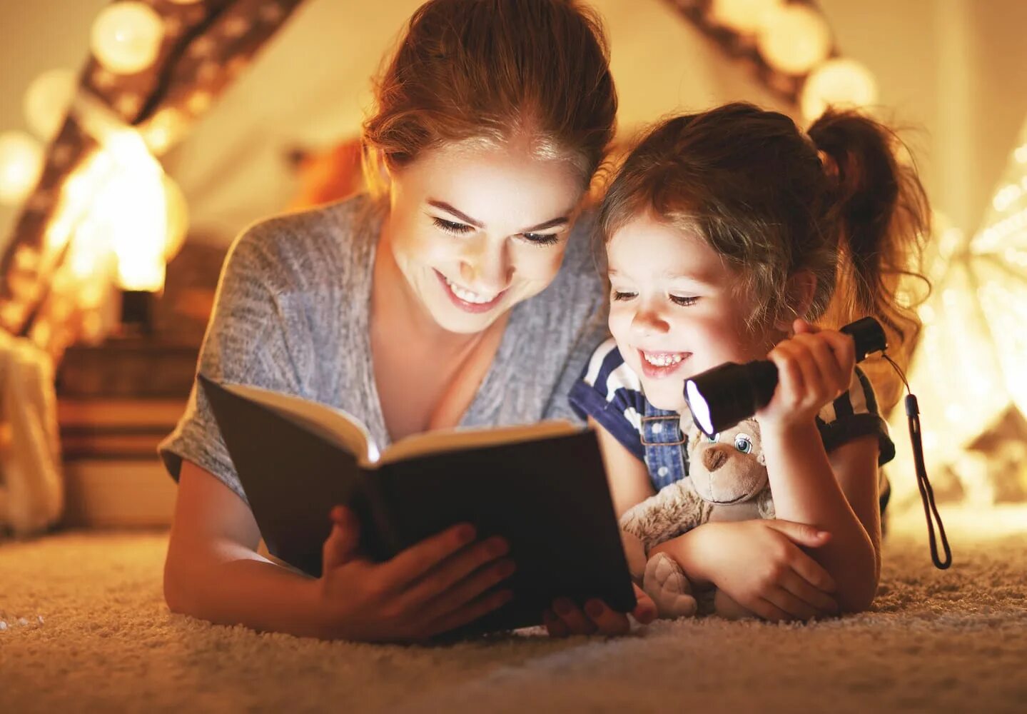 Дочка читать. Родители читают на ночь. Мама и дочь студентка и книга. Семья на коленях перед сном стоки. Мама и дочка читают сказку на сцене.