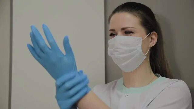 Медсестра надевает перчатки. Руки врача в перчатках. Врач надевает перчатки эстетика. Руки в перчатках медицинских эстетика. Медицинские перчатки видео.