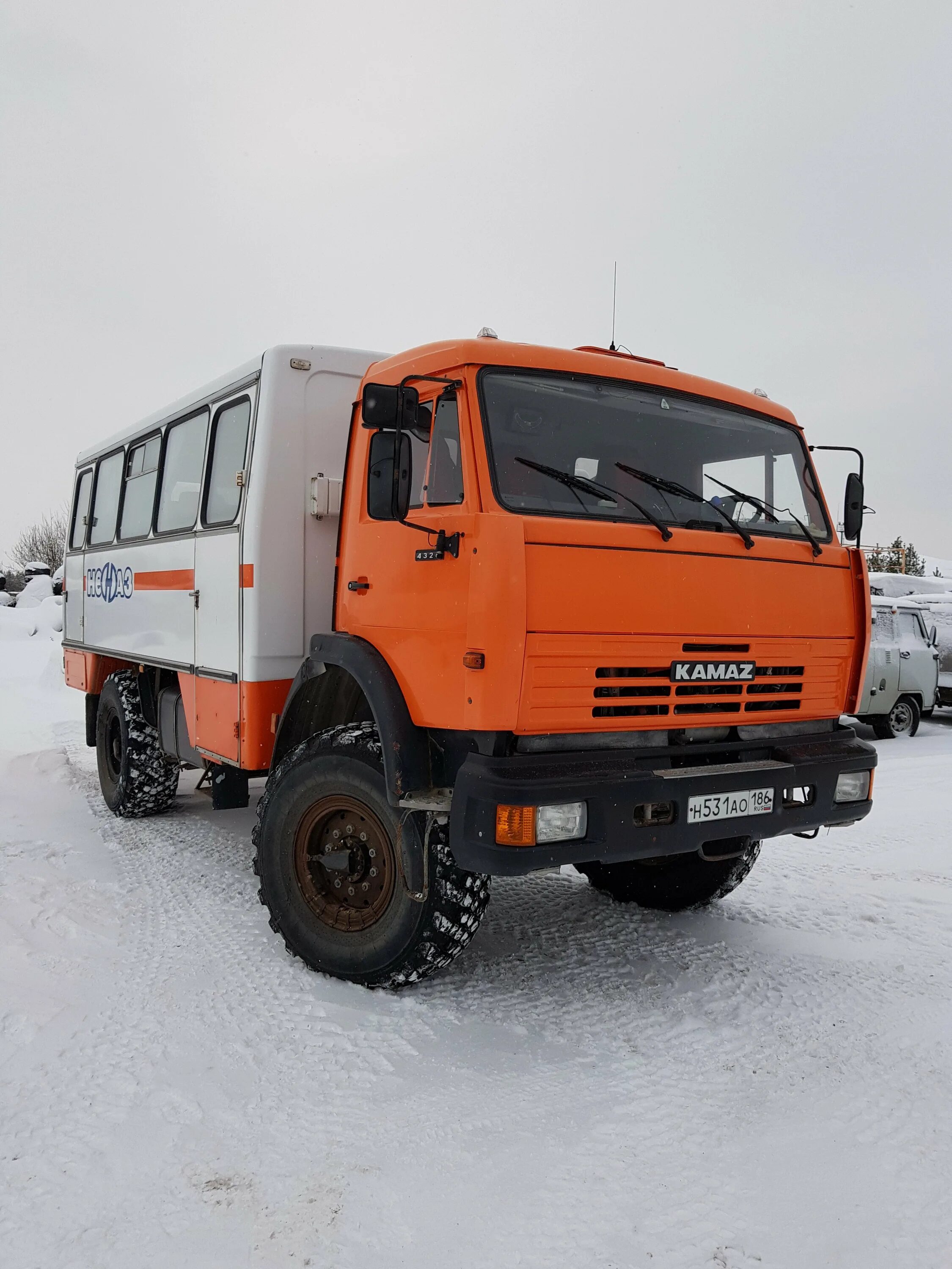 Урал вахтовка север. Камаз 43118 вахтовый автобус. Камаз шасси 43118 вахтовка. Камаз 43118 вахтовка. Камаз вахтовка нефаз.