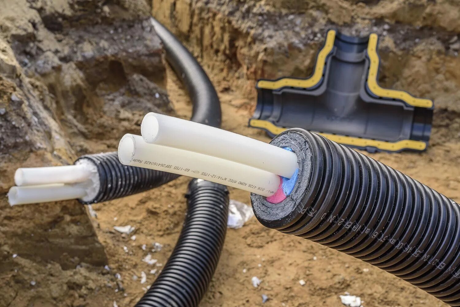 Траншея теплотрассы 200 мм. Труба для прокладки водопровода в земле. Гидроизоляция лотков теплотрассы технология. Отопление в земле прокладка. Теплоизолированные трубы упонор.