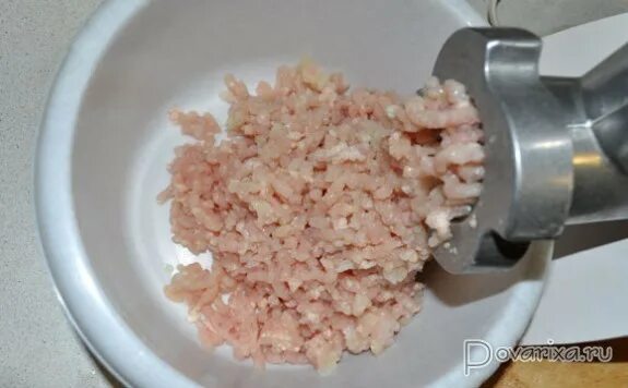 Через мясорубку добавить соль. Курица пропущенная через мясорубку. фарш на терке. котлеты в блендере из куриного филе. фарш куриный из мясорубки.