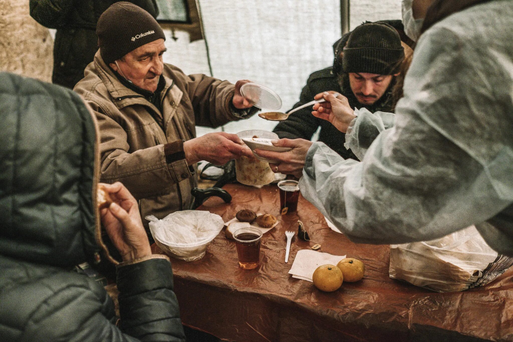 Пункты обогрева для бездомных людей. Пунк обогрева для бездомных. Пункт обогрева для бездомных в Москве. Помощь бомжам. Учреждение бомж