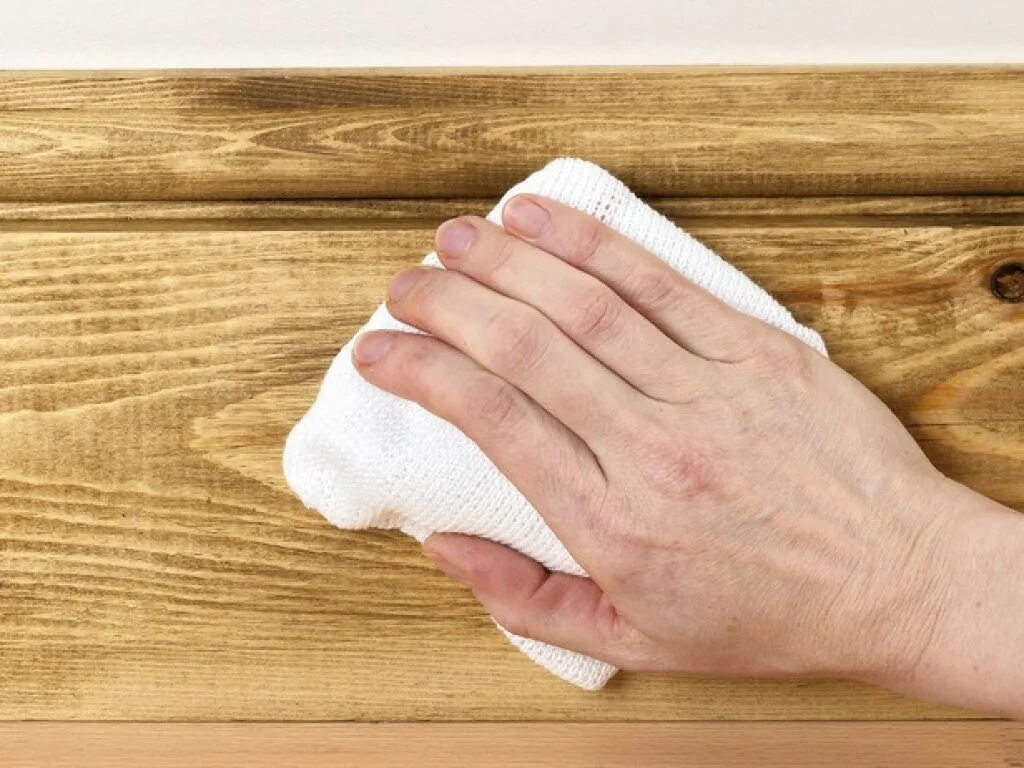 Натереть воском. Мастика для паркета восковая. Покрытие лаком деревянных поверхностей. Обработанное дерево. Вощение дерева.