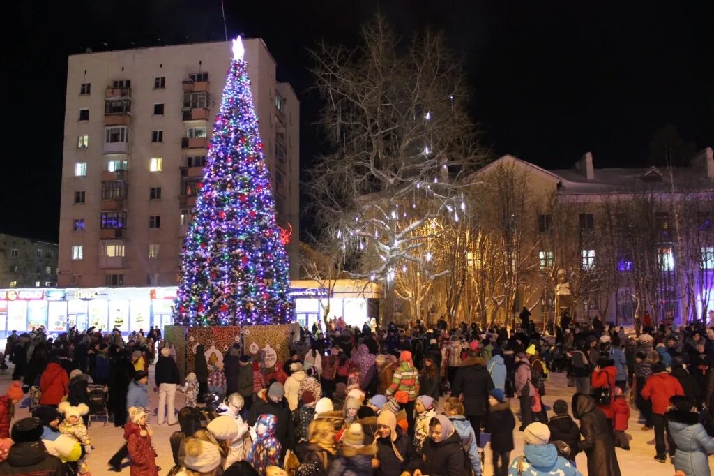 Североморск елка в североморске 2022. Североморск елка. Елка в североморске 2022. Зажжение елки североморск. Североморск елка в североморске 2022.