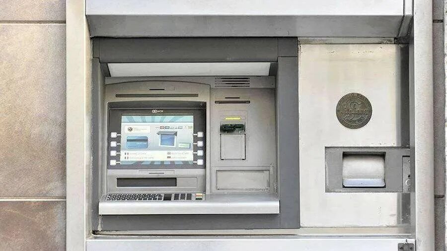 вставить карту в банкомат. кобрендинговая карта мир unionpay. карточка в банкомате. турок в банкомате. мир пей банкоматы.