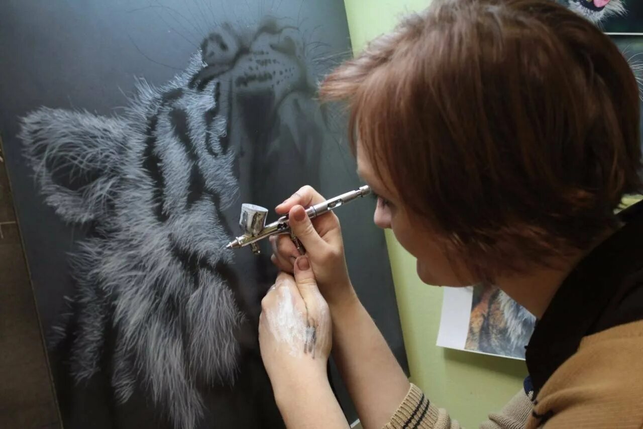 Обучение аэрографии. Аэрография черно белая. Покраска аэрографом. Курсы аэрографии на машинах. Аэрография в мастерской.