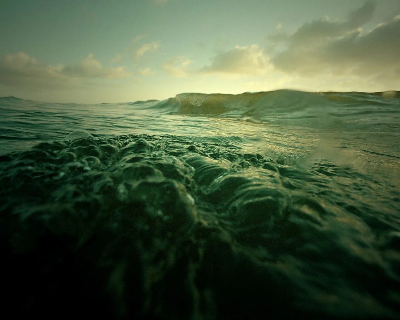 Зеленое море где. Зеленый океан. сине зеленое море. темный океан. море зеленого цвета.