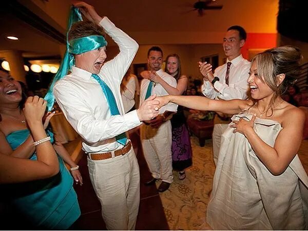 Дурацкие конкурсы на свадьбе. Конкурсы игры для тамады. Весёлые свадебные конкурсы. Приколы конкурсы на дне рождения. Свадебные конкурсы.