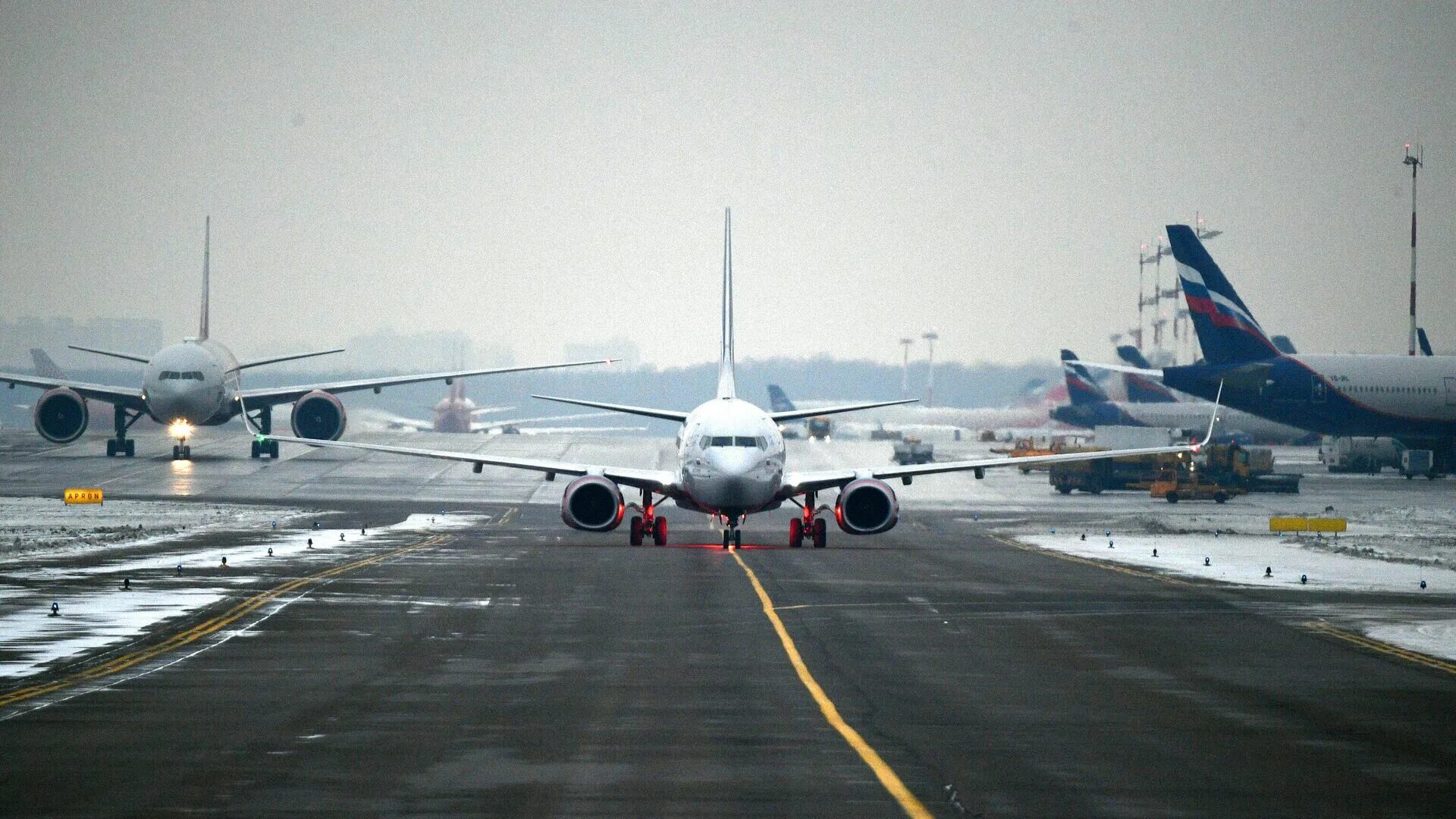 Рейс москва китай самолетом. Air China в Шереметьево. Аэрофлот а 320 Шереметьево взлет. Аэропорт Шереметьево Россия. Самолет и аэропорт.