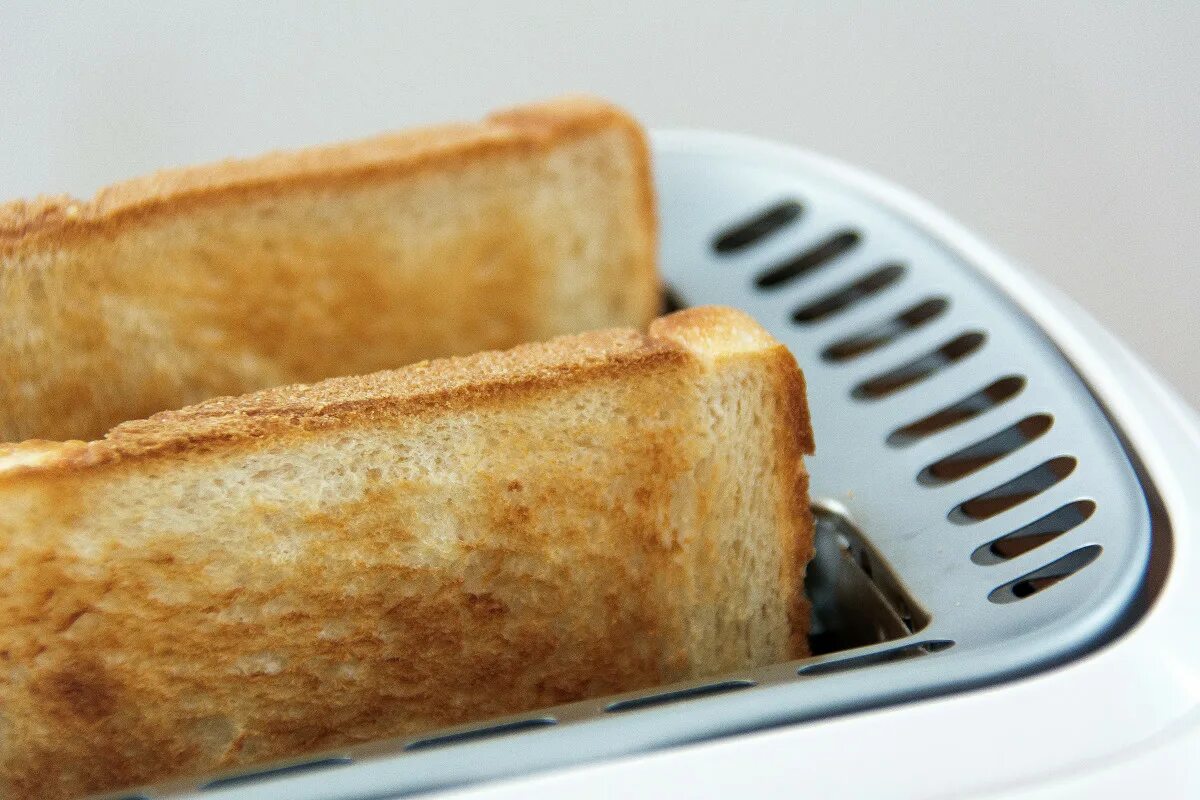 Тосты хлебные. Хлеб для тостера. Жареный хлеб. Тосты из тостера. Кусок тостового хлеба