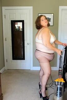 In my #pantyhose &amp; #bra I'm vacuuming &amp; de...