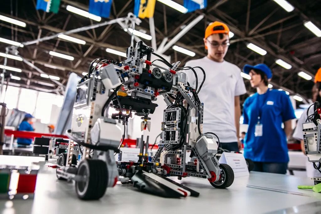 Робототехнике. Мобильный робот. Мобильная робототехника WORLDSKILLS. Робототехник профессия.