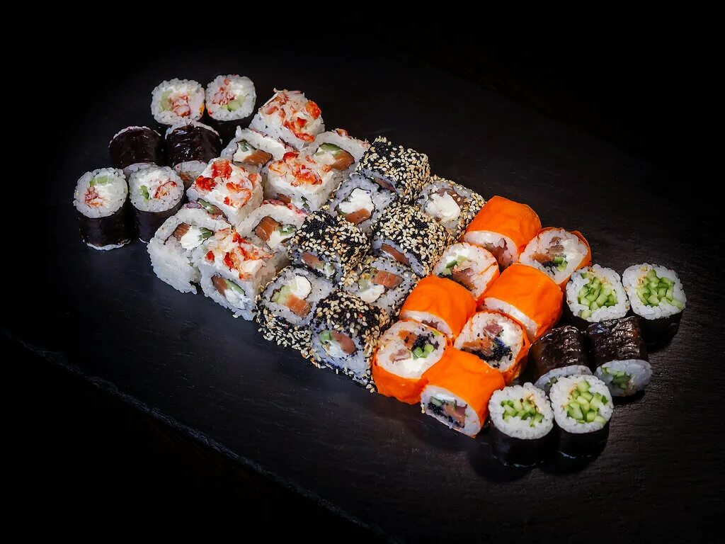 Роллы sushibar drakon ru. Суши-бар sushi Bar. Бар суши роллы. Японский суши бар. Открытые суши.