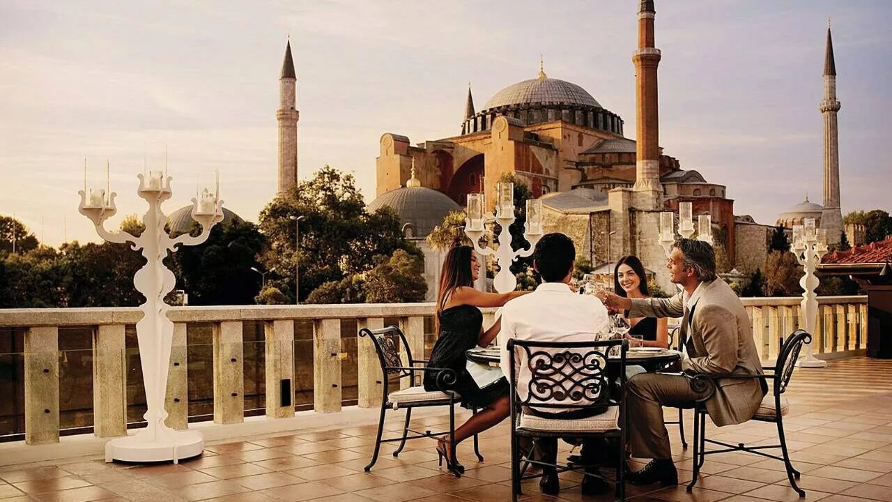 Стамбул времена года. Four Seasons Стамбул. Стамбул город влюбленных. Four Seasons Sultanahmet. Турция Стамбул семья.