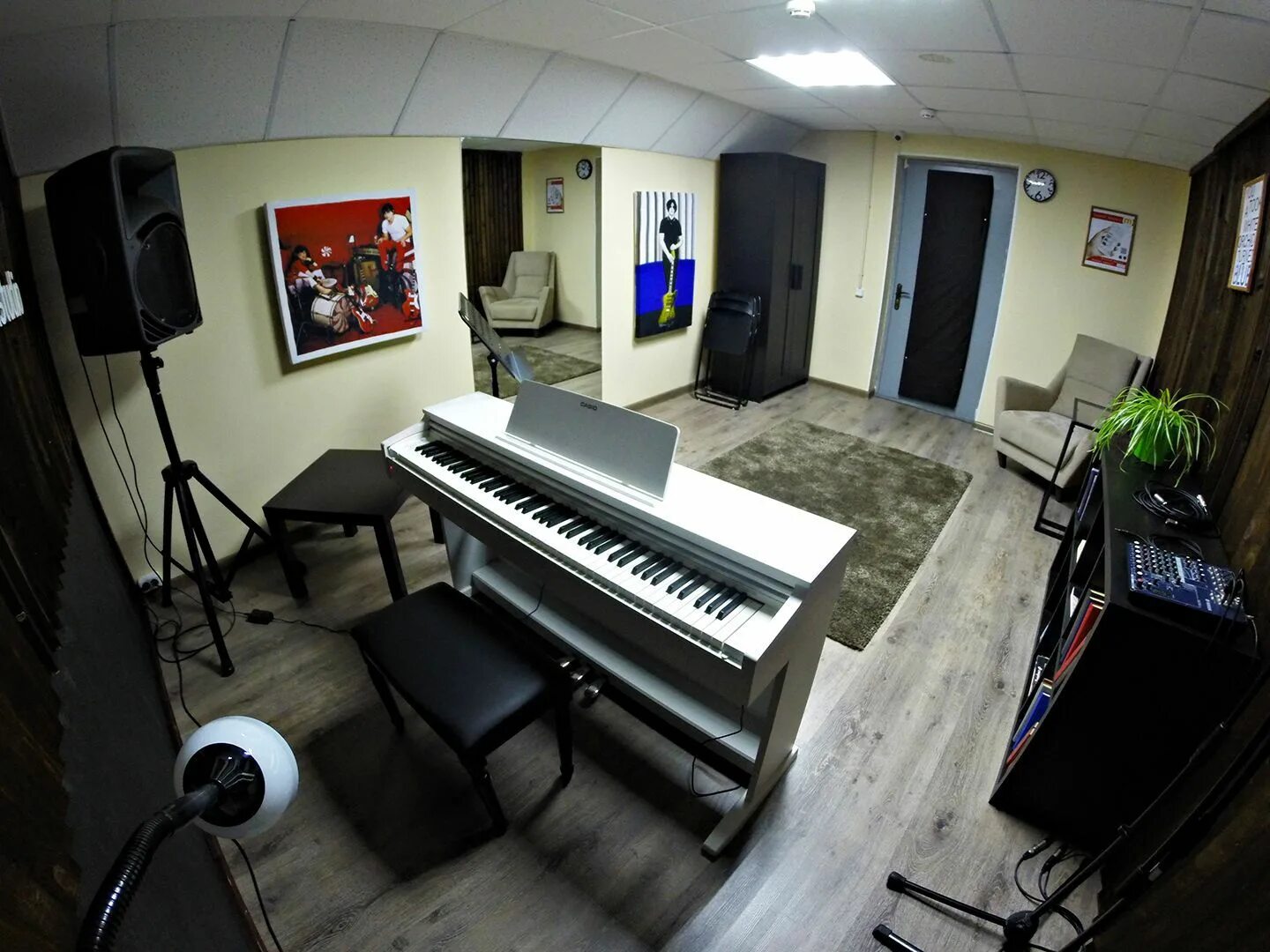 Вокальный класс. Hendrix репетиционная база. Музыкальная студия в Москве. Hendrix Studio Москва. Музыкальный класс.