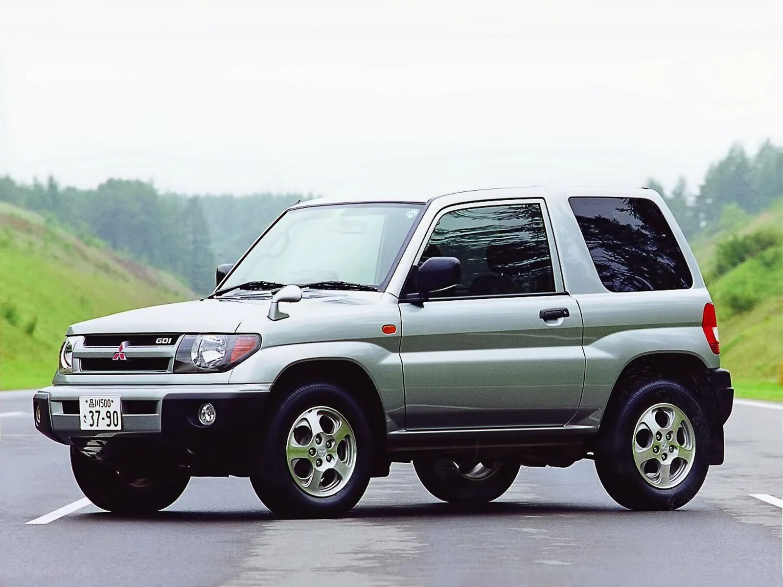 Mitsubishi трехдверная. Mitsubishi Pajero io. Mitsubishi Pajero io 1998. Mitsubishi Pajero io 1.8. Митсубиси Паджеро io 2000.