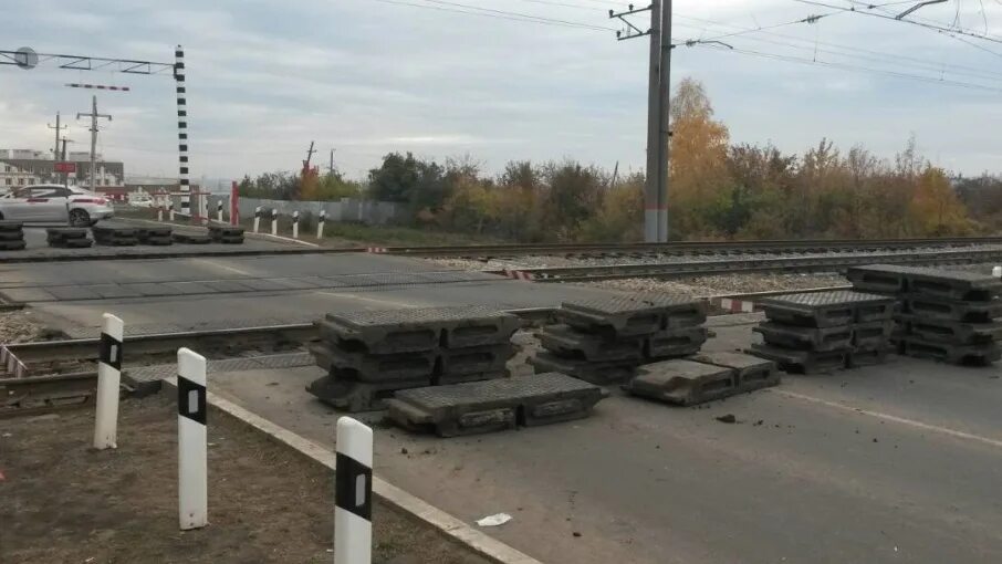 Пробка жд переезд. Железнодорожный переезд. жд переезд. ж д переезд самара. бетонирование жд переезда.