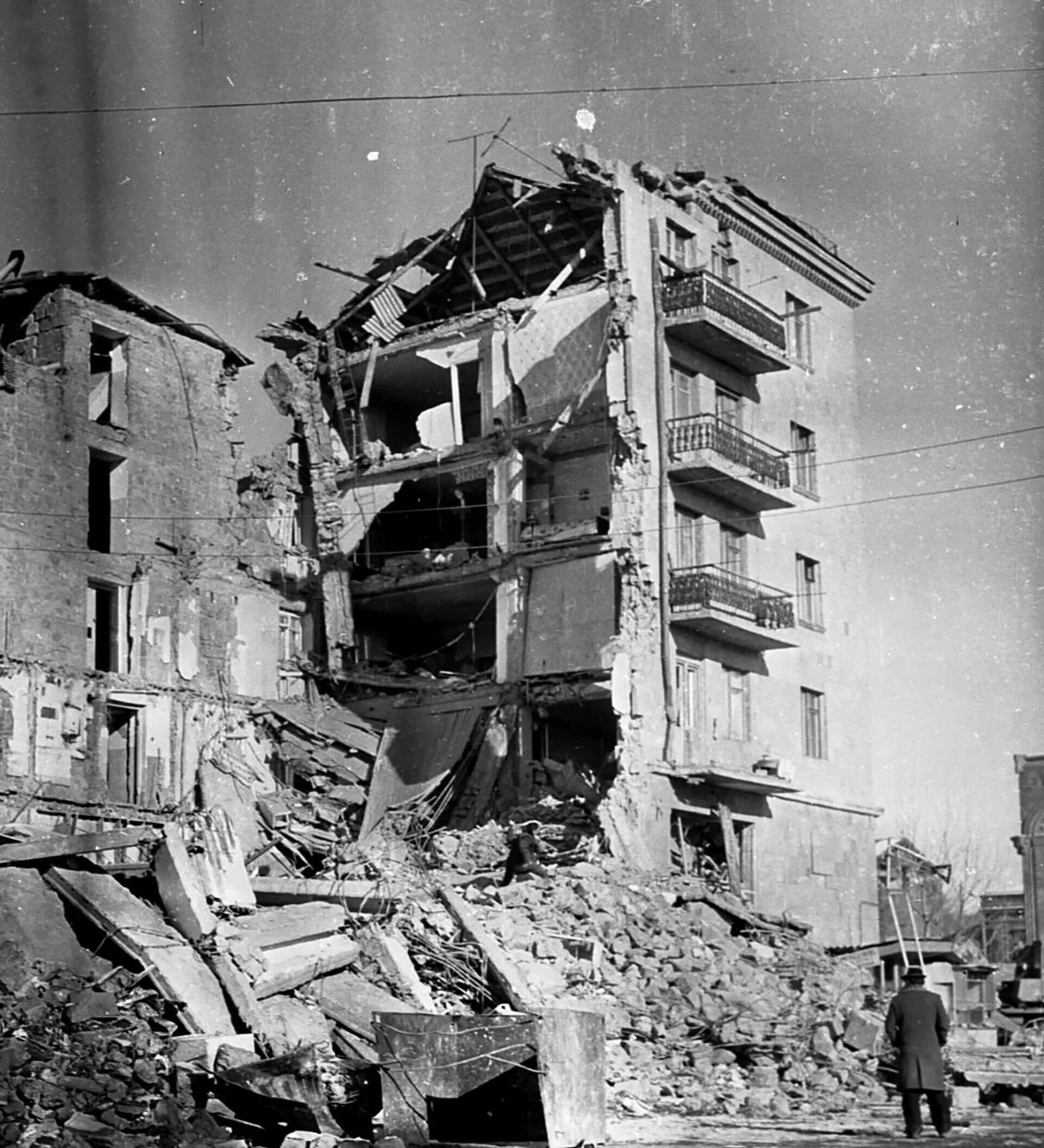 Когда было землетрясение в спитаке. Ленинакан землетрясение 1988. спитак и ленинакан землетрясение. спитак землетрясение 1988. землетрясение в спитаке в армении 1988.