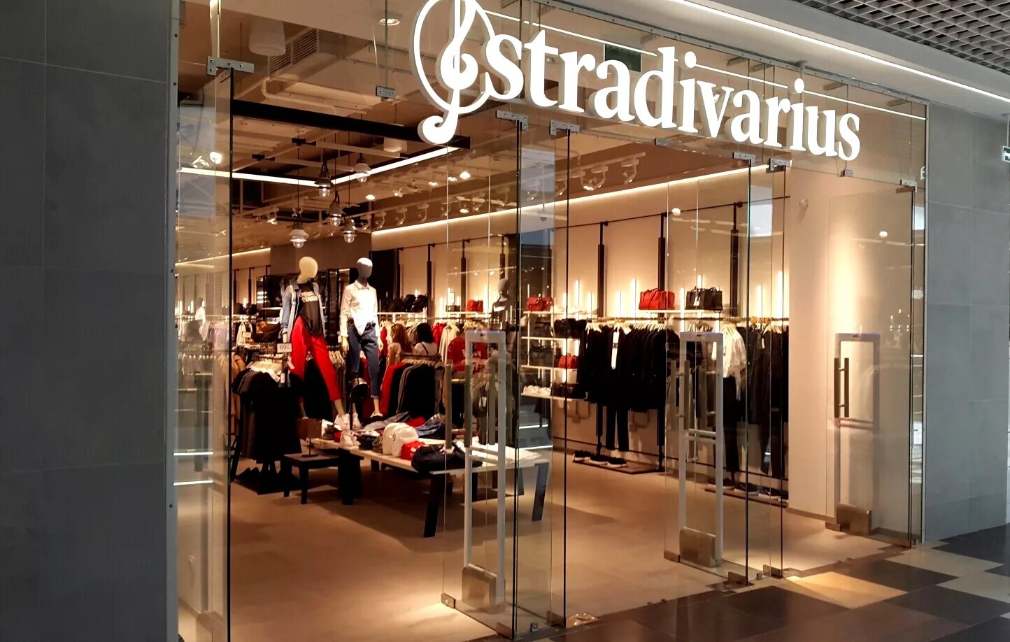 Страдивариус одежда минск. Stradivarius метрополис. магазин одежды stradivarius. большой магазин страдивариус. страдивариус галерея.