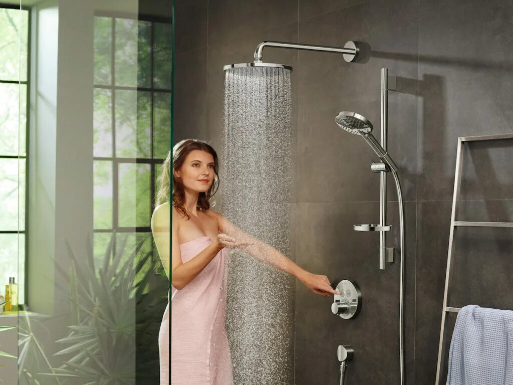 Хансгрое душевая система с тропическим душем. POWDERRAIN Hansgrohe. Hansgrohe Powder Rain. Девушки в душевой кабинке