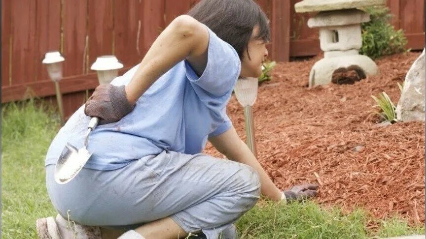 После работы в саду. Уборка сада. Женщина на грядке. Фитнес на даче. После работы в саду.