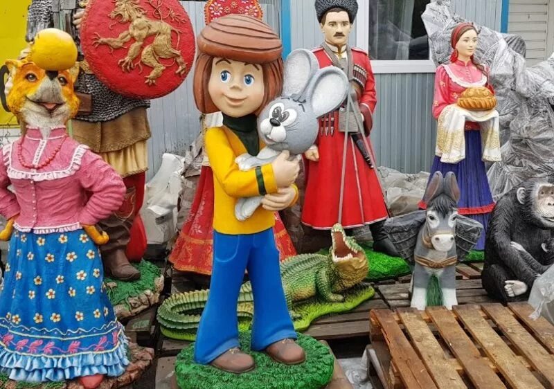 деревянные скульптуры для сада. памятник колобку в раменском. дом бабы яги в сочи парк лукоморье. фигуры сказки. аллея сказочных героев миасс.