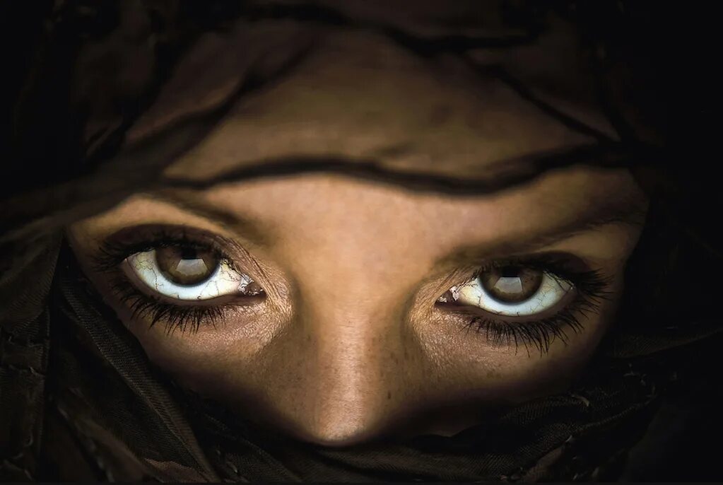 Глаза встретились взглядом. Красивые глаза. Женские глаза. Глаза девушки. Красивые женские глаза.
