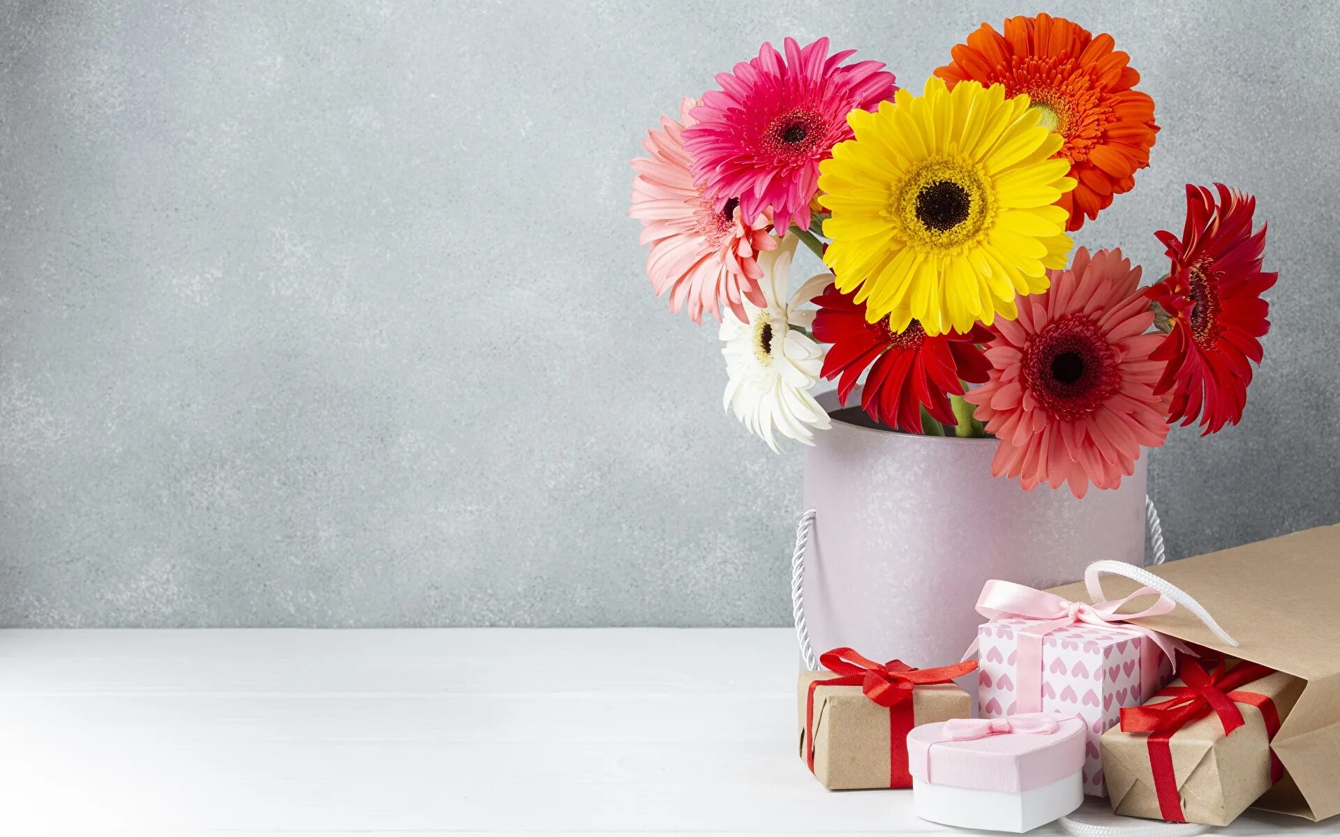 Фон с цветами. Розовый букет. Фон для поздравления. Герберы фон. Букет роз.