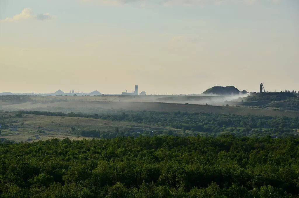 монумент в городе шахтерске донецкой области. шахтерск обстрел 2014. террикон шахта 30 шахтерск. горисполком шахтерск. донбасс шахтерск.