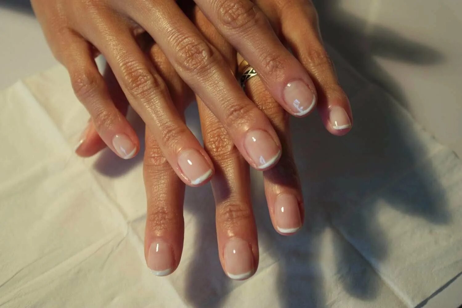 Естественный маникюр. Ногти под лаком. Естественный маникюр на короткие ногти. Натуральный маникюр на коротких ногтях. Прозрачные ногти.