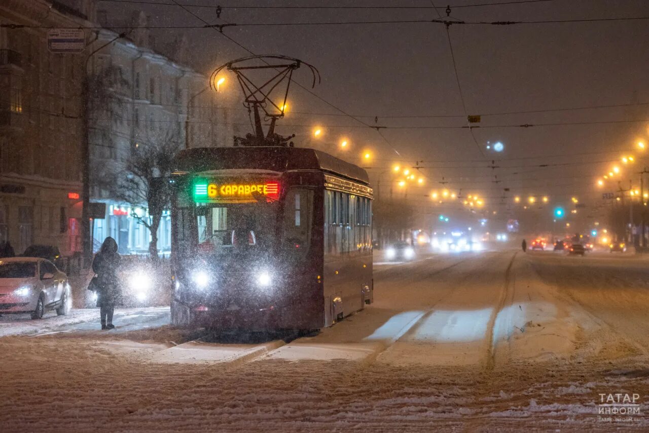 Трамвай казань. Непогода в казани. Гроза в городе. Непогода в казани. Гроза на улице.
