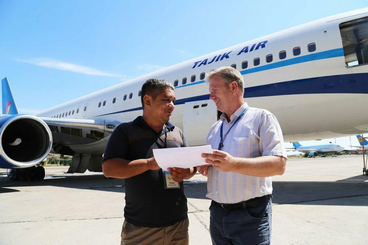 Летчик таджик. Tajik Air 747. Таджик Эйр Боинг 747. Ан26 таджик Эйр. Пилот авиакомпания Таджикистан.