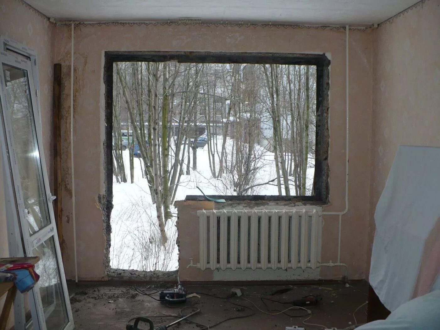 Окна в квартире на первом этаже. Пластиковое окно. Окна в квартире на первом этаже. Римские шторы снизу вверх. Uni 2 рулонные снизу вверх.