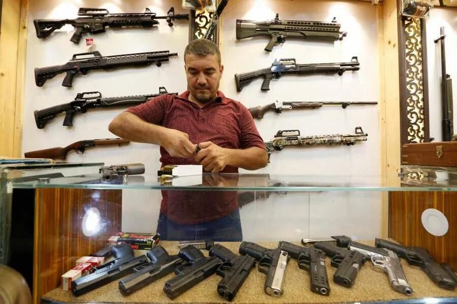 Где можно купить настоящие. Оружейный магазин "магазин Фелина ". Оружейный магазин Зелимхан в Гудермесе. Оружейный магазин пистолеты. Оружие в оружейном магазине.