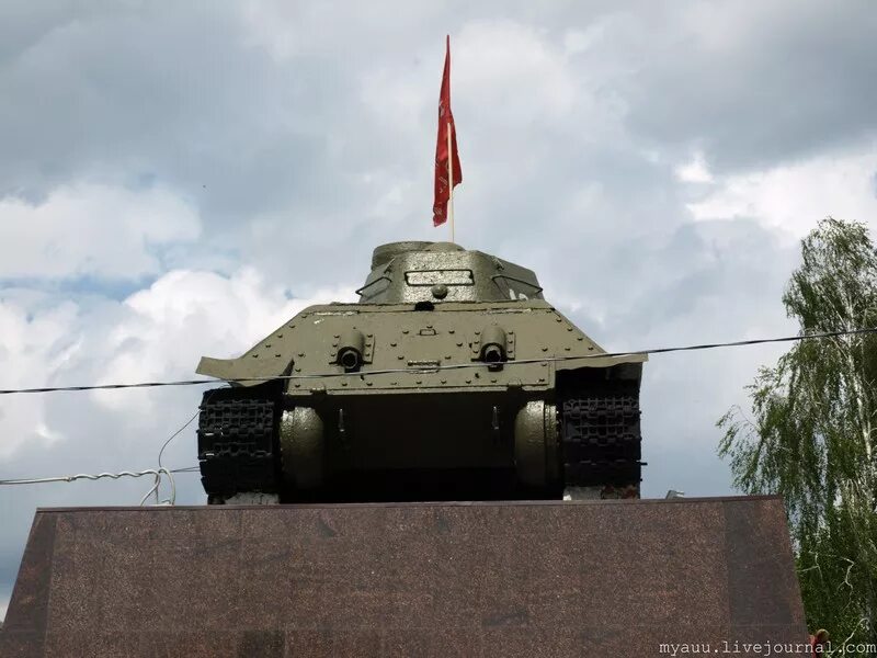 Утром три танка. Танк Карачев. Брянская область Карачев танк. Памятник танкистам Карачев. Карачев 1943.
