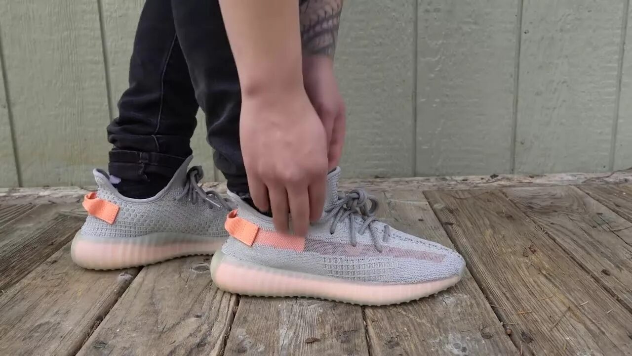 Иди буст. Adidas Yeezy Boost серые. Yeezy Boost 350 Orange. Adidas Yeezy 350 серо оранжевые. Adidas Yeezy Boost 350 серые с оранжевым.