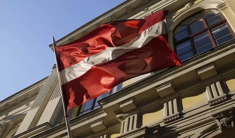 Мид латвии здание. Латвийские фашисты. Страйкбол юмор картинки. Латвии ответят. Белорусский флаг оппозиции.