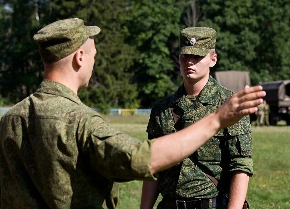 Командир и солдаты. Командир в армии. Командир и военнослужащие. Воспитание военнослужащих.