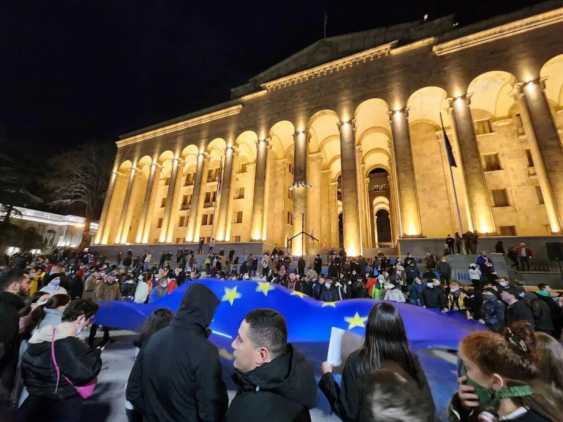 Здание парламента грузии (тбилиси). Майдан тбилиси. Город с парламентом грузии 7. Митинг в тбилиси сейчас. Тбилиси здание парламента.