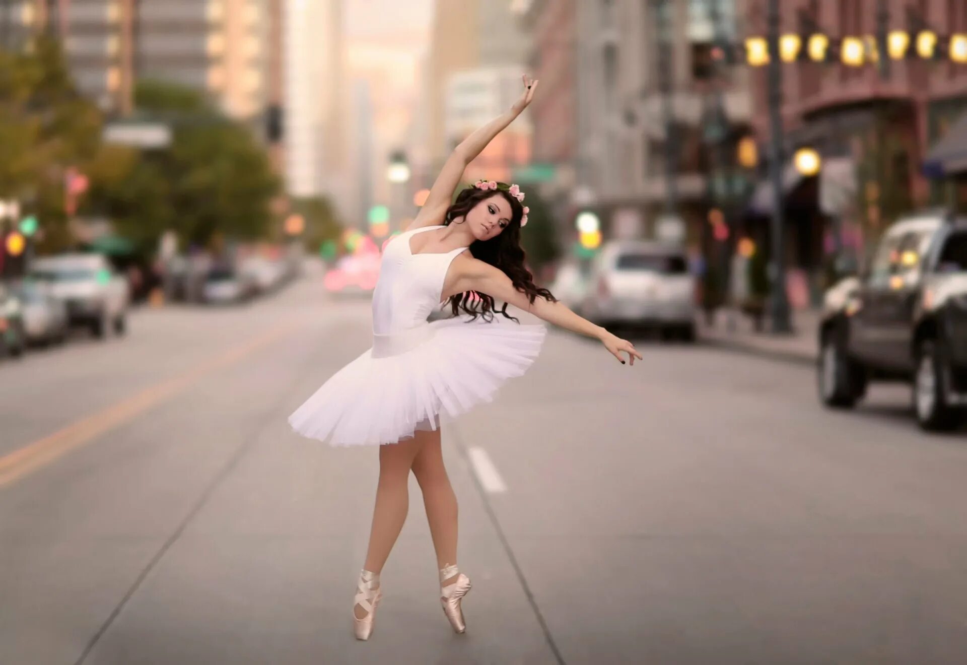 Балерина танцует. Девушка балерина. Девушка в балетной пачке. Танцы на улице. Балерина в городе.