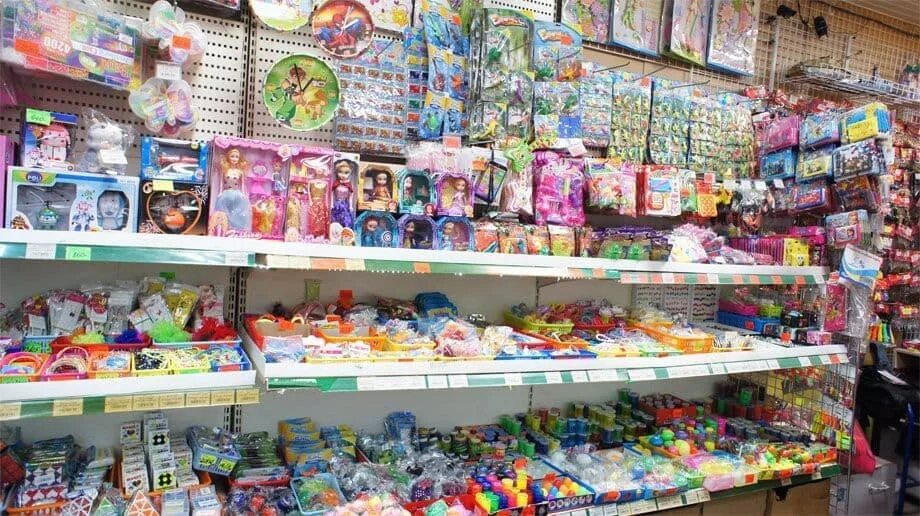 В каком магазине игрушек можно купить. Алиса магазин игрушек Барнаул. Супермаркет детских игрушек Барнаул. Алиса в магазине игрушек. Рынок игрушек.