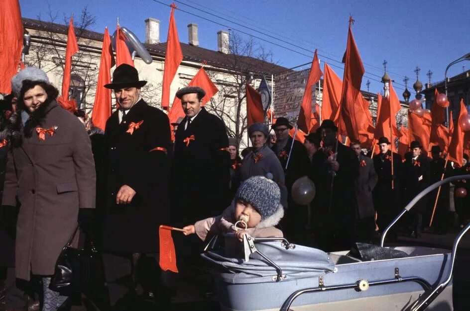 Советские праздники. Празднование 50-летия Октябрьской революции. Демонстрации в день Октябрьской революции 1967 Москва. Демонстрация 7 ноября в СССР. Празднование 50 летия Октябрьской революции в Москве.