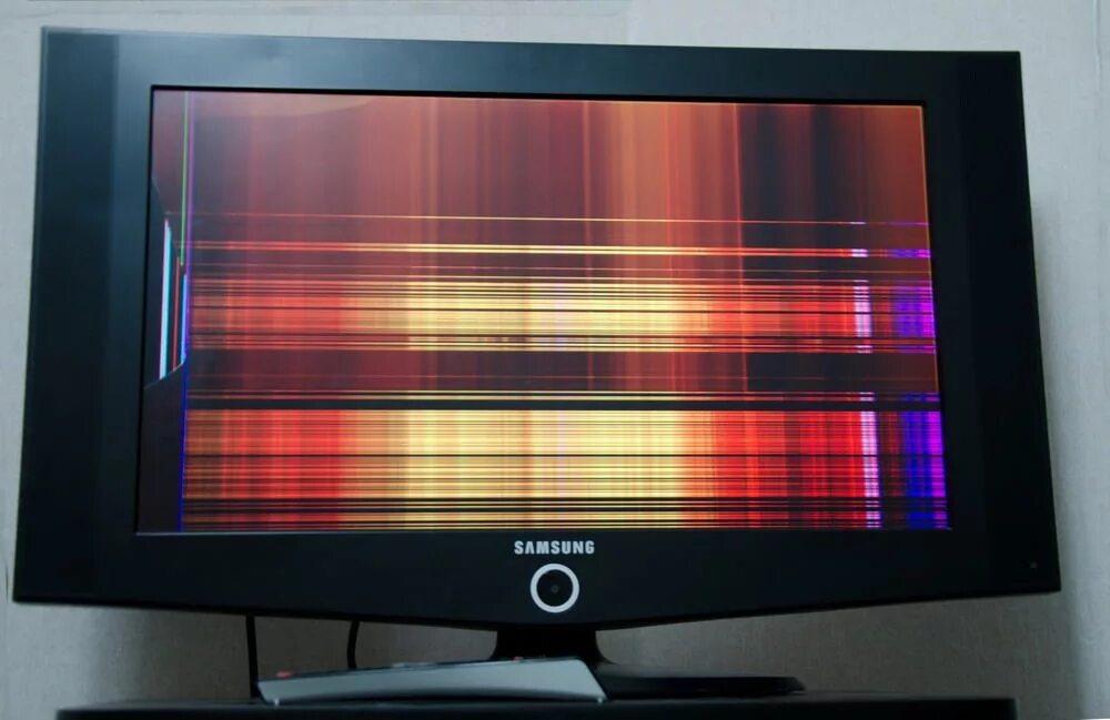 Повреждение матрицы. ЖК матрицы Toshiba 19". Телевизор самсунг рябит экран. Плазма монитор. Телевизор с жидкокристаллическим экраном.