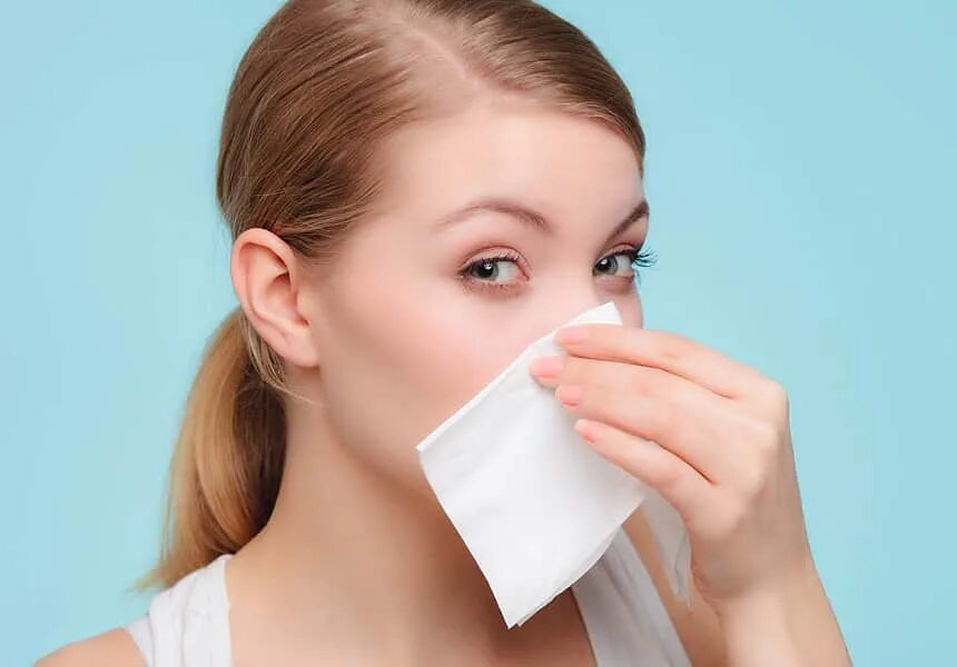 В носоглотке скапливается. Льет из носа. Носовое кровотечение у детей. Носовоекровотечениеудетец. Заложенность носа с насморком у ребенка.